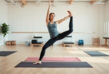 Ilustrasi memadukan yoga, pilates, dan latihan fisik seimbang dalam satu rutinitas mingguan